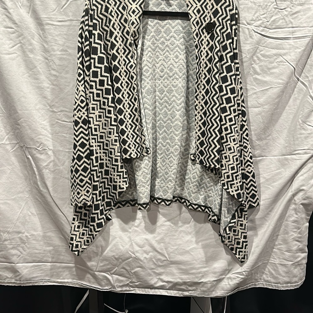 Bobeau Black and White Zigzag Cardigan